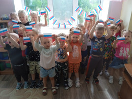 Воспитанники второй младшей группы изготовили ко Дню России поделки «Флажки», символ нашей Родины. Воспитанники второй младшей группы изготовили ко Дню России поделки «Флажки», символ нашей Родины.